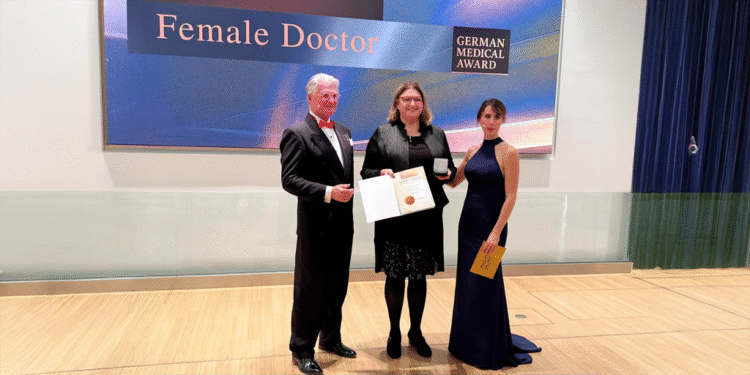 Dr. Elif Cındık Herbrüggen’e “Yılın Doktoru” Ödülü!