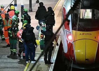 İngiltere’de Trende Bıçaklı Saldırı Paniği !