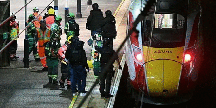 İngiltere’de Trende Bıçaklı Saldırı Paniği !