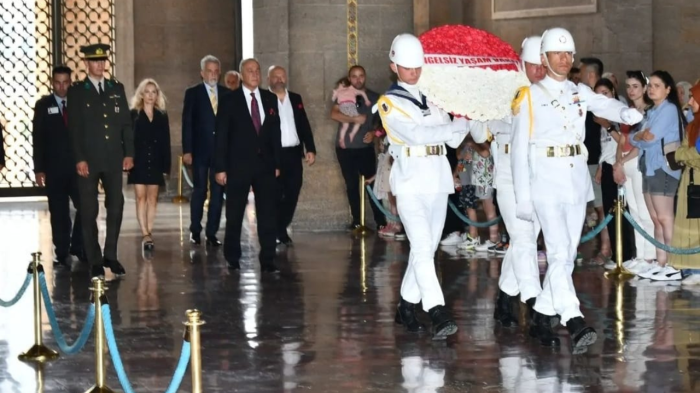 Engelsiz Yaşam Derneği Yönetim Kurulu, Seçimlerin Ardından Anıtkabir'i Ziyaret Etti